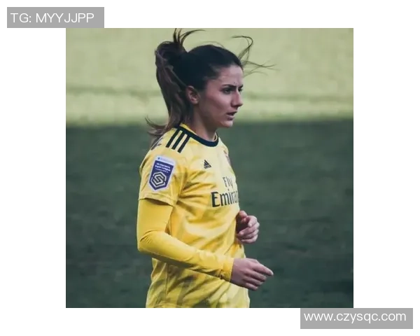 足球女神头像：那些与球星同框的美丽瞬间，颜值与实力并存的女性魅力